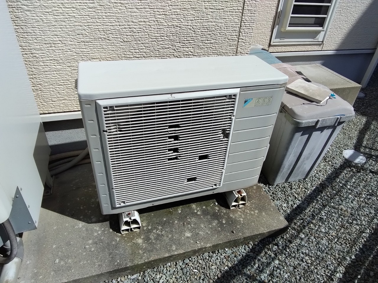 雹災害室外機ジャバラ格子割れ